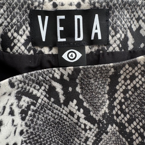 VEDA Gray Snakeskin Leather Mini Skirt - Picture 8 of 8